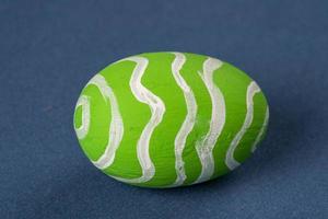 grön påsk ägg med vit cirkel foto
