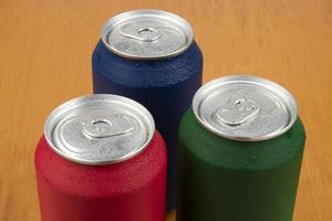tre kall burkar av soda i annorlunda färger foto