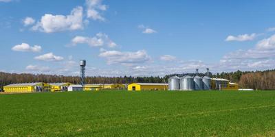 panoramavy på agro silos spannmålsmagasin hiss på agro-bearbetning tillverkningsanläggning för bearbetning kemtvätt och lagring av jordbruksprodukter, mjöl, spannmål och spannmål. foto