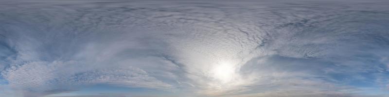 blå himmel med vackra moln. sömlös hdri panorama 360 graders vinkelvy med zenit för användning i 3d-grafik eller spelutveckling som sky dome eller redigera drönarbild foto