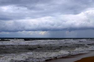 sandig strand på de medelhavs hav i nordlig israel. foto