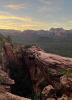 natur landskap se av djävlar bro i sedona, arizona på solnedgång foto