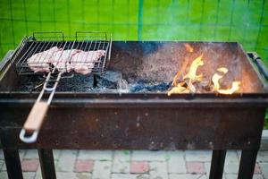 utegrill med brinnande kol och kyckling kebab foto