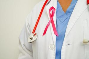 asiatisk kvinna läkare med rosa band, värld bröst cancer dag på oktober. foto