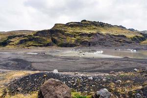 smältande is i säng av solheimajokull glaciär foto