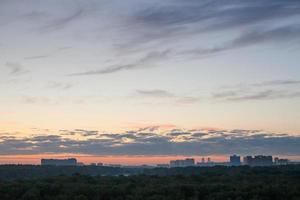 blå himmel med rosa horisont över stad foto