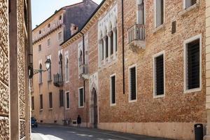 medeltida palazzo på gata kontra porti i vicenza foto