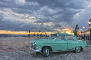 varna, bulgarien. sovjet retro bil gaz-21 volga på de stränder av hamn foto