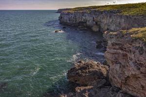 skönhet klippig kustlinje nära tyulenovo by, svart hav, bulgarien foto