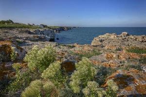 Fantastisk klippig kustlinje nära tyulenovo by, svart hav, bulgarien foto