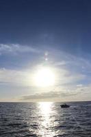 motorbåt som rusar vid solnedgången - porträtt foto