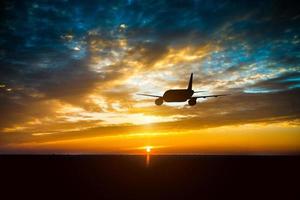 flygplan på himlen vid solnedgången foto