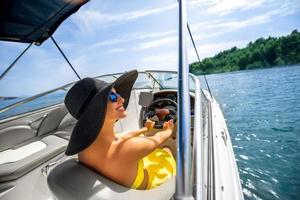 kvinna kör yacht foto