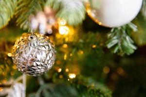 klassisk jul dekorerad ny år träd. jul träd med vit och silver- dekorationer, ornament leksak och boll. modern klassisk stil interiör design lägenhet. jul eve på Hem. foto
