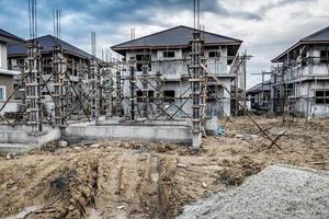 byggande bostäder nytt hus pågår på byggarbetsplatsen foto