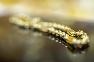 lyx guld Smycken armband med reflexion på svart bakgrund foto