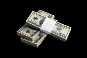 bunt av oss dollar räkningar isolerat på svart. packa av amerikan pengar med hög upplösning på perfekt svart bakgrund foto