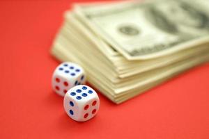 pengar, finansiera och hasardspel begrepp. stänga upp på ett amerikan hundra oss dollar sedlar och två vit tärningar på topp som visar de tal sex foto
