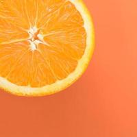 topp se av en ett orange frukt skiva på ljus bakgrund i orange Färg. en mättad citrus- textur bild foto