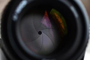 fragment av en porträtt lins för en modern slr kamera. en fotografera av en stor bländare lins med en fokal- längd av 50mm foto