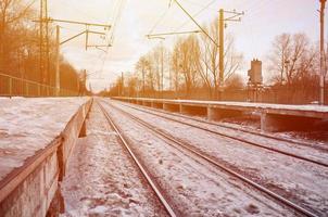 kväll vinter- landskap med de järnväg station foto