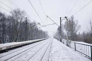 järnväg station i de vinter- snöstorm foto