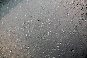 bakgrund bild av regn droppar på en glas fönster. makro Foto med grund djup av fält