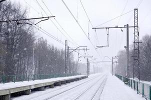 järnväg station i de vinter- snöstorm foto