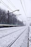 järnväg station i de vinter- snöstorm foto