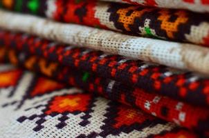 stack av traditionell ukrainska folk konst stickat broderi mönster på textil- tyg foto