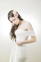 studio porträtt av ung vacker brud i en vit klänning