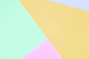 textur bakgrund av mode pastell färger. rosa, violett, orange och blå geometrisk mönster papper. foto