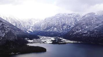 synpunkt av hallstatt vinter- snö berg landskap vandra episk bergen utomhus- äventyr och sjö foto