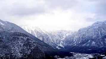 hallstatt vinter- snö berg landskap vandra episk bergen utomhus- äventyr och sjö foto