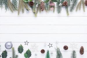glad jul och Lycklig ny år dekoration för firande på vit trä bakgrund med kopia Plats foto