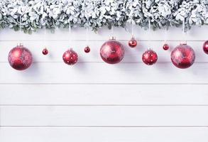 bollar grannlåt snö av glad jul och Lycklig ny år dekoration för firande på vit trä bakgrund med kopia Plats foto