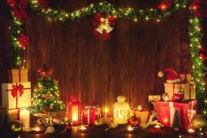 glad jul och Lycklig ny år dekoration med lampor för firande trä bakgrund med kopia Plats foto