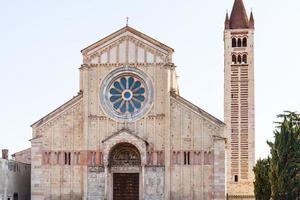 Fasad av basilika av san zeno i verona stad foto