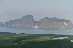 samed nang chee. se av de phang nga bukt, mangrove träd skog och kullar på andaman hav, thailand. foto