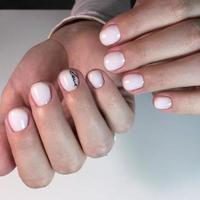 kvinna manikyr på naglar med de inskrift kärlek på de nagel foto