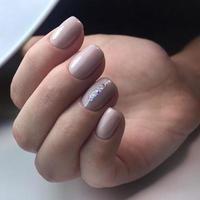 eleganta design av manikyr på skön naglar foto