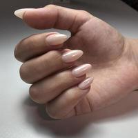 fast manikyr på flicka naglar med gel putsa foto