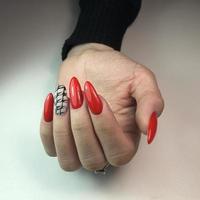 hand med röd naglar manikyr foto