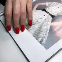 kvinnors nagel manikyr på de bakgrund av en modern glansig tidskrift foto