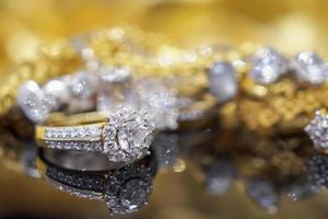 lyx guld Smycken diamant ringar med reflexion på svart bakgrund foto