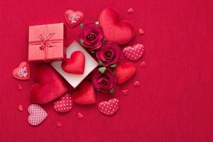 gåva låda och röd hjärta reste sig på tyg bakgrund med kopia Plats för kärlek bröllop eller valentines dag foto