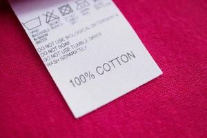 vit tvätt vård tvättning instruktioner kläder märka på röd bomull skjorta foto