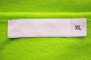 tom vit kläder märka märka med xl storlek på ny grön skjorta foto