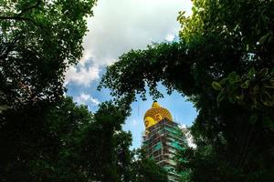 oavslutat stor buddha bild i wat paknam bhasicharoen, Bangkok, thailand foto