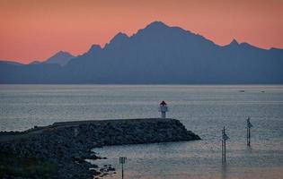 brygga vid solnedgången foto